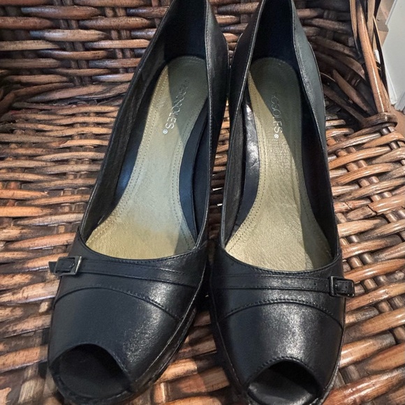 AEROSOLES Black Classic Heels with Medium Block Heel - Picture 3 of 11